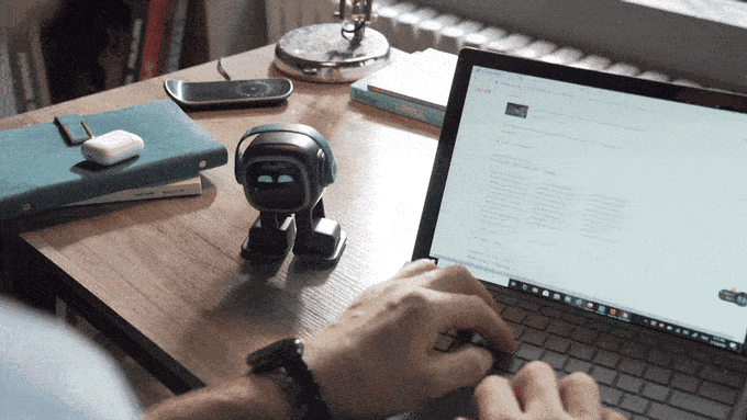 EMO accompagne une session de travail sur ordinateur portable