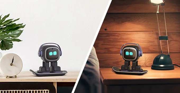 EMO posé sur un bureau à côté d'une lampe